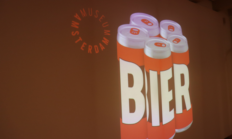 Projectie van het logo van de BIER Tentoonstelling in het Amsterdam Museum